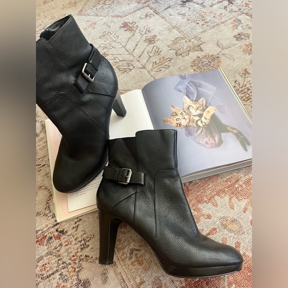 Nine West Shoes - Nine West leather zip up boots